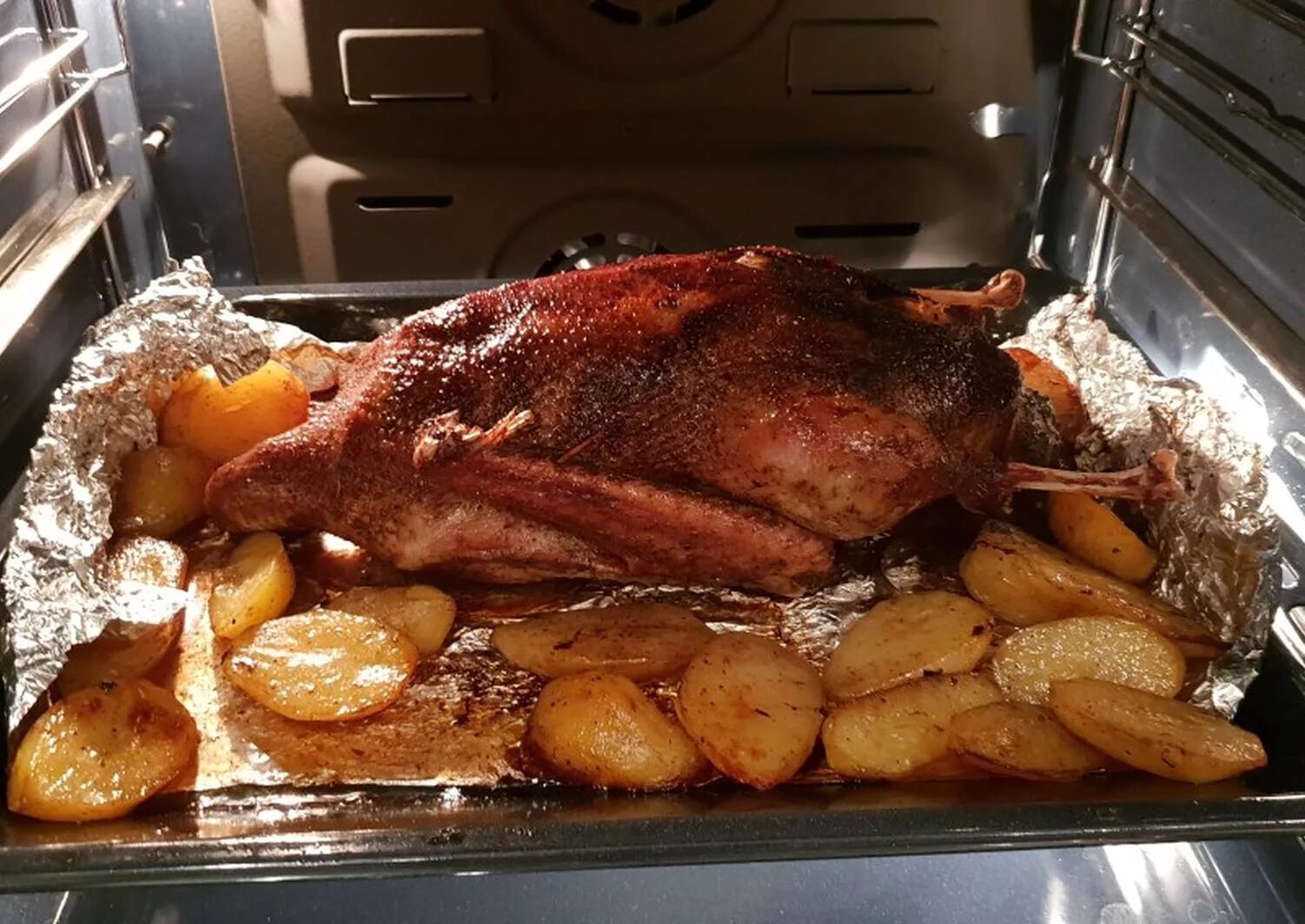 утка запеченная в духовке. жареный гусь. запечь утку в духовке. утка готовая. утка в духовке мягкая и сочная.