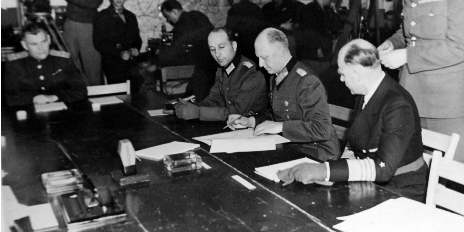Карлсхорст акт капитуляции. Капитуляция германии 1945. капитуляция германии 8 мая 1945. подписание безоговорочной капитуляции германии. капитуляция германии в берлине 8 мая 1945.