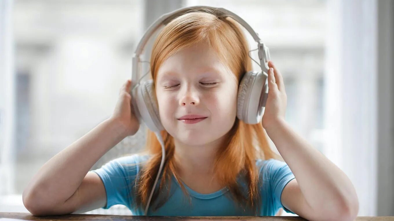Слушать песню дети минут. Ребенок в наушниках. Дети СЛУШАЮТ музыку. Девочка слушает. Девочка слушает музыку.