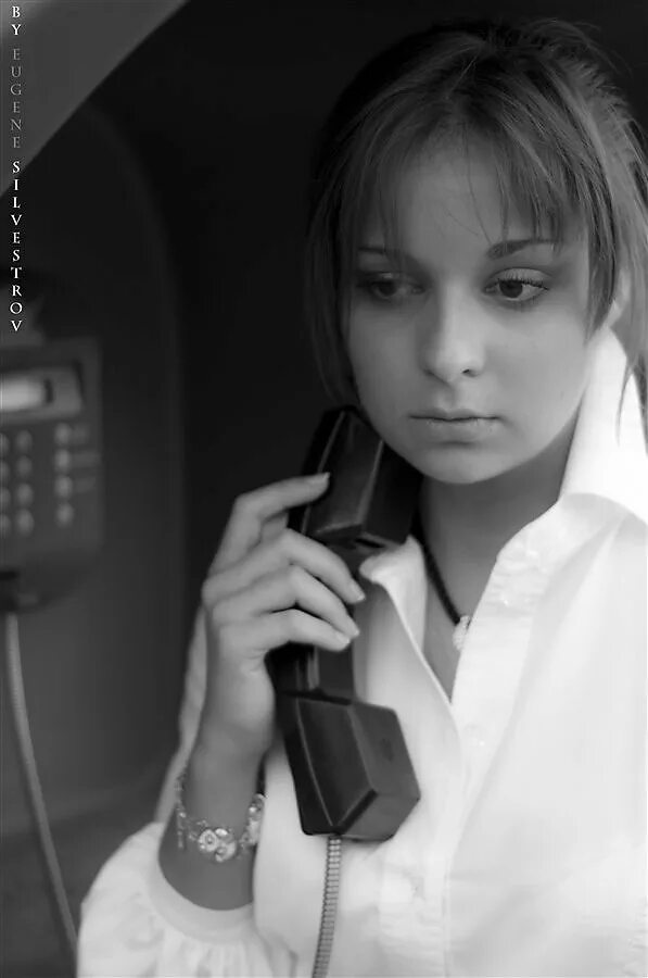 Звонкая лиц. Девушка с телефоном. Девушка ждет у телефона. Телефонный звонок. Девушка с мобильным телефоном.