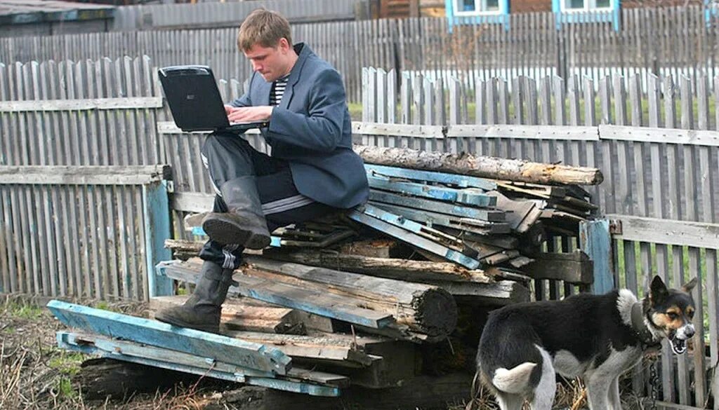 Интернет в деревне. Компьютер в деревне. Деревенский компьютер. Скоростной интернет в деревне. Переехать в деревню с работой