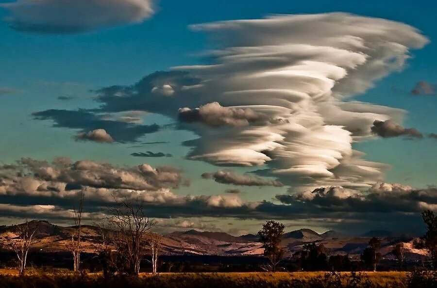 There are lots of clouds