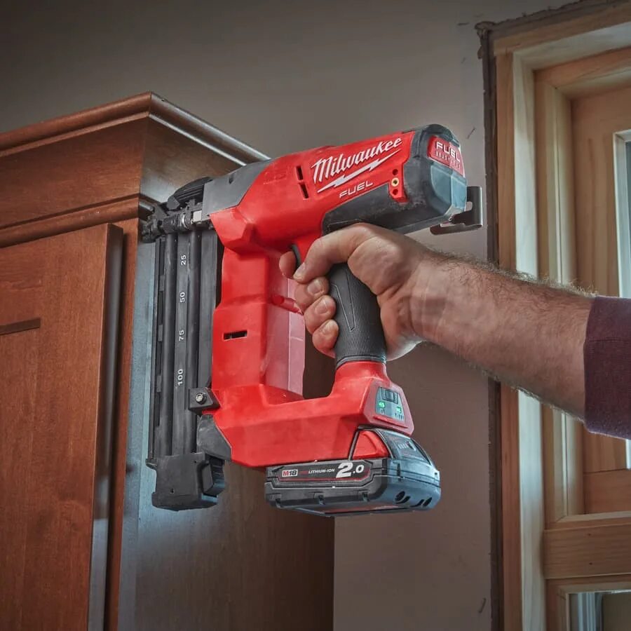 Гвоздезабиватель Milwaukee m18. Нейлер аккумуляторный Milwaukee. Купить электромолоток для гвоздей