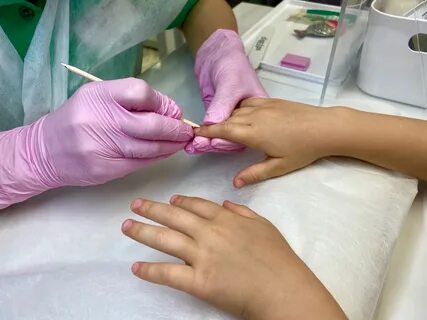 Со скольки лет можно работать маникюром