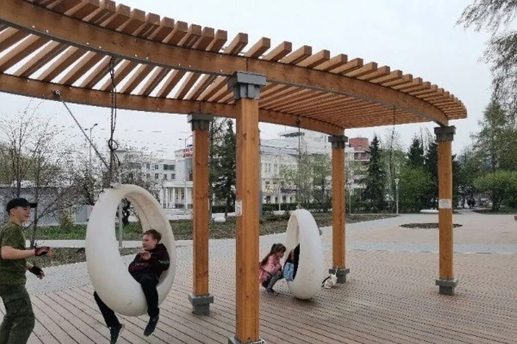 Качели омск. Деревянные качели из лиственице. Детская площадка качели. Качели на ленина в омске. Декатлон качели подвесные.