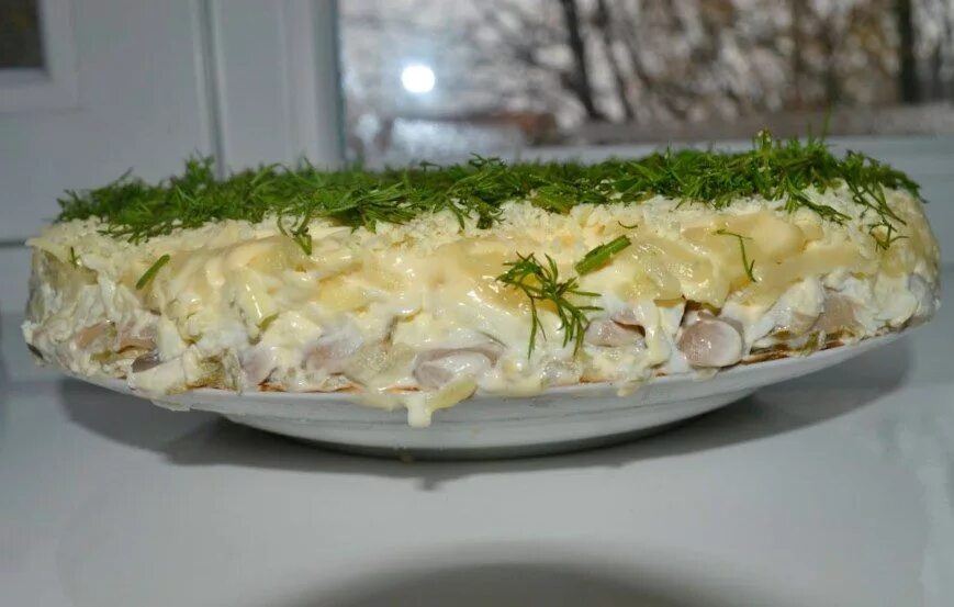 Салат жареные грибы курица яйцо сыр. Слоеный салат с куриной грудки. Салат шампиньоны с курицей и сыром. Салат с курицей сыром и солеными огурцами. Слоеные салаты куриной грудкой и шампиньонами.