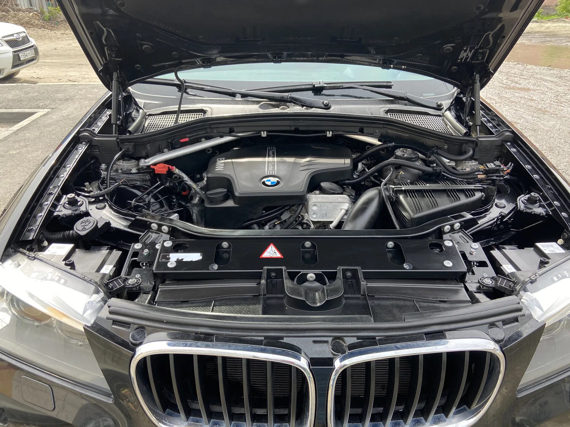 Двигатель бмв х3 2.0. BMW x3 f25 подкапотное пространство. Подкапотное пространство BMF F 25. Подкапотное пространство BMW f01. Диффузор капота BMW x3 f25.