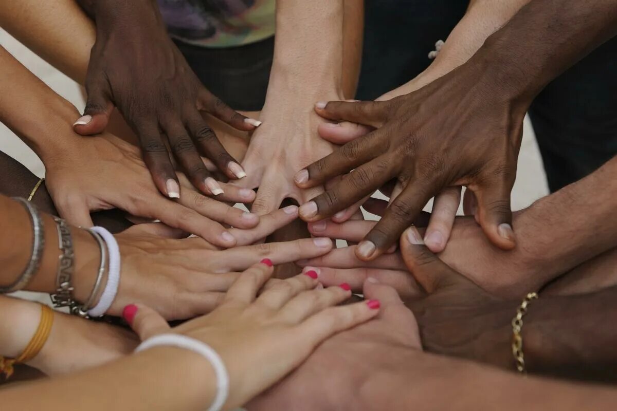 2 2 много членов. Много женских рук. Ладони разных рас. Несколько рук. Ногти у разных рас.