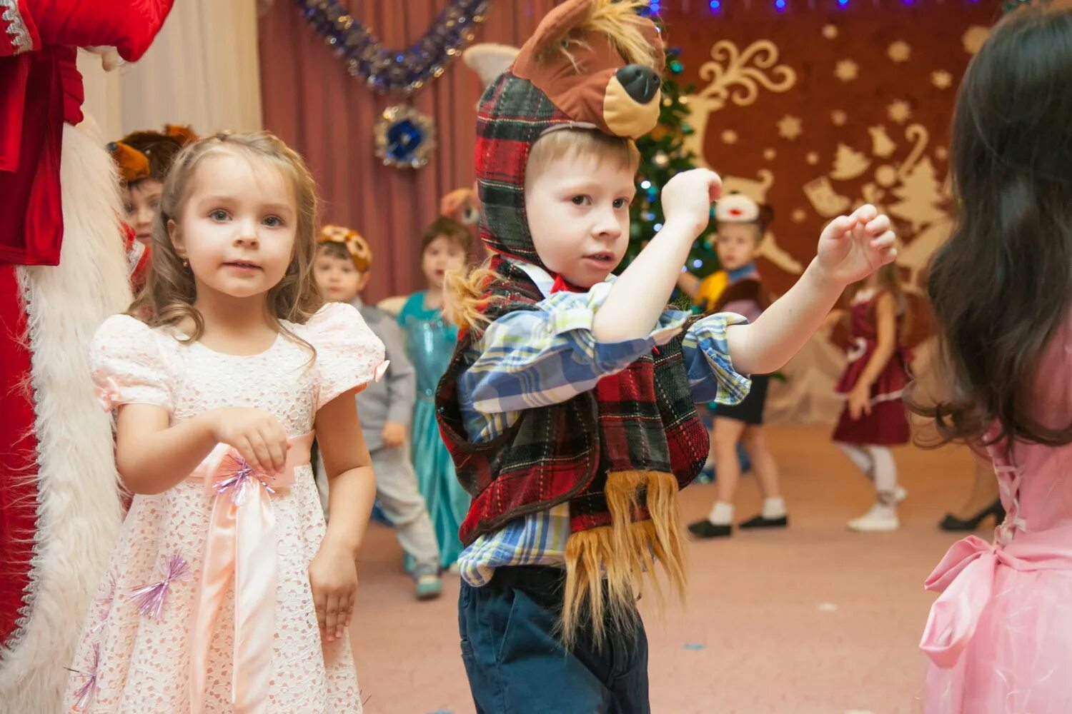новогодний утренник в яслях. детский сад 21 зарафшан. новогодний утренник для 1 2 года. вечеринка в стиле новогоднего утренника. новогоднее чудо утреники.