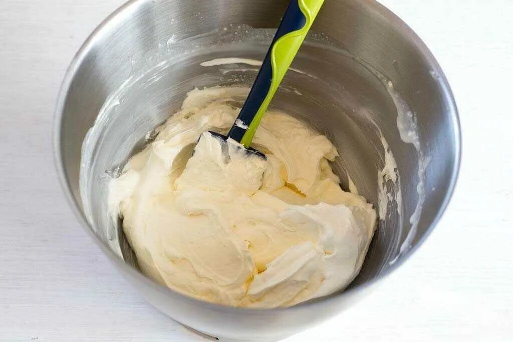 Рецепт крема из сливок и маскарпоне. Крем чиз маскарпоне. Сливочный крем маскарпоне. Крем чиз взбиваем блендером. Сливочный крем с маскарпоне для торта.