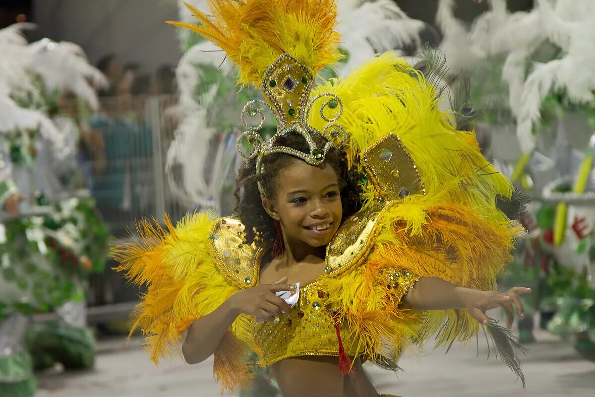 Карнавал Рио де Жанейро костюмы детские. Бразильский карнавал Бразилия. Дети на карнавале в Бразилии. Наряды на карнавал в Бразилии.