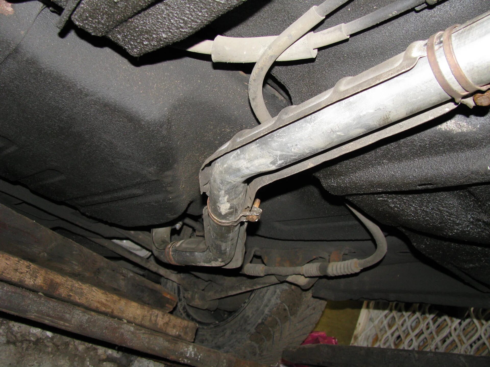 Термоэкран глушителя. Болты глушителя лачетти 1.4. крепеж глушителя шевроле лачетти. тепловой экран глушителя лачетти 1.4. термоэкран глушителя лачетти.