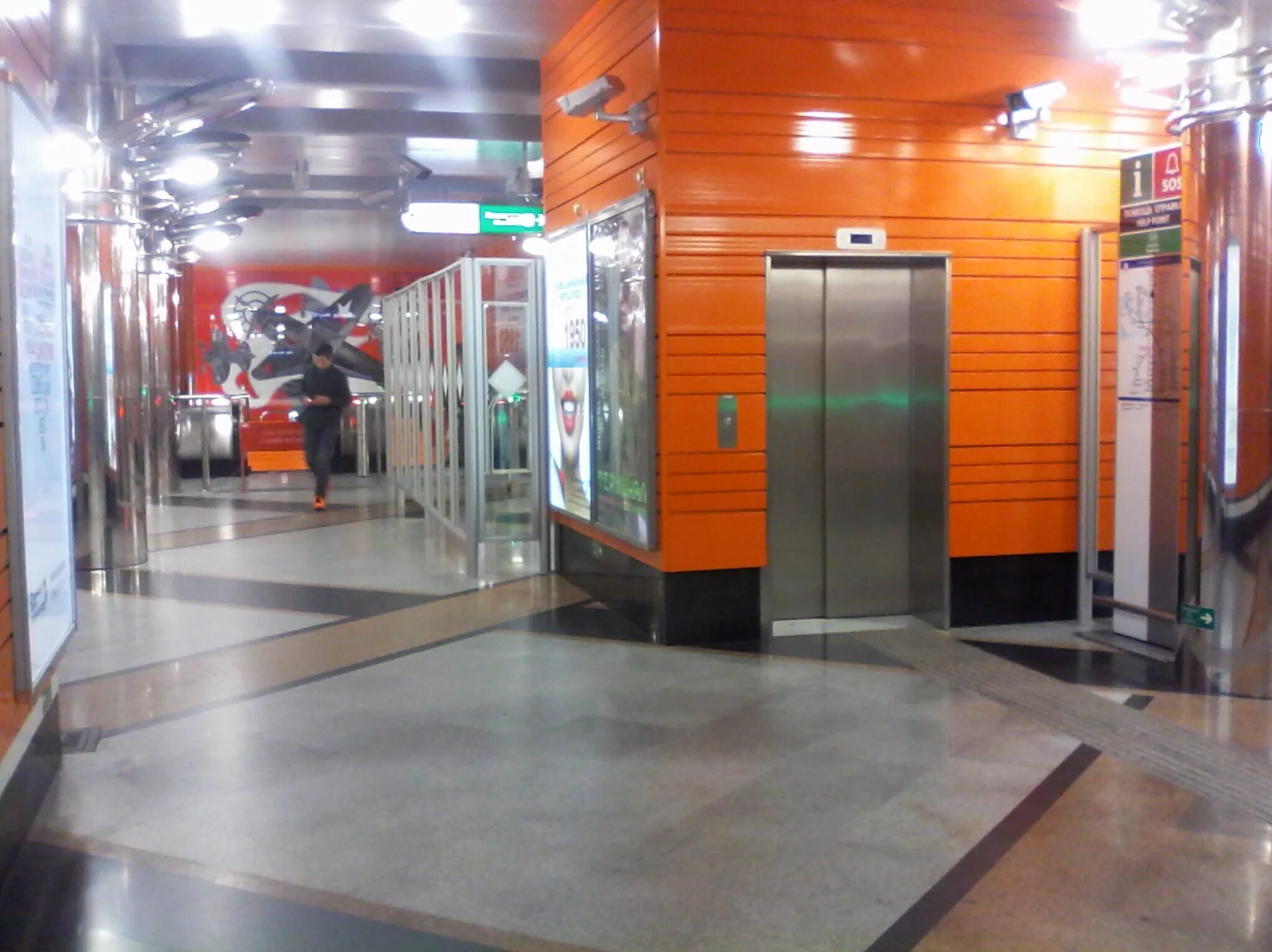 Лифт в метрополитене. Метро Беговая лифт. Горизонтальный лифт. Горизонтальный лифт в метро. Станция Беговая.