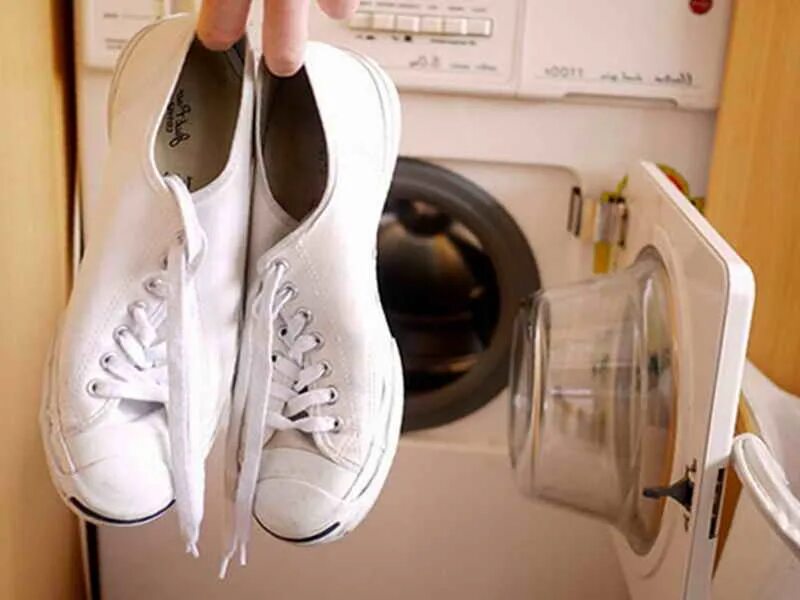 Можно стирать ботинки в стиральной машине. Стирка кроссовок. Машинка для стирки обуви. Стирка кроссовок в стиральной машинке. Стирка обуви в стиральной машине.