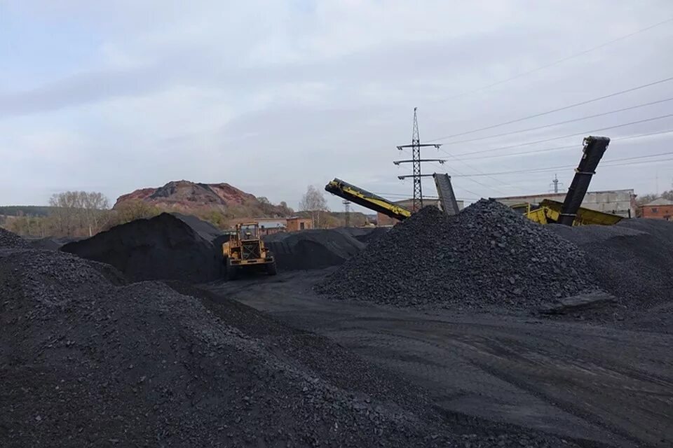 Бульдозер на угле. Работа угольного склада. Работа угольного склада. Склад угля на тэц. Склад угля для тэс.