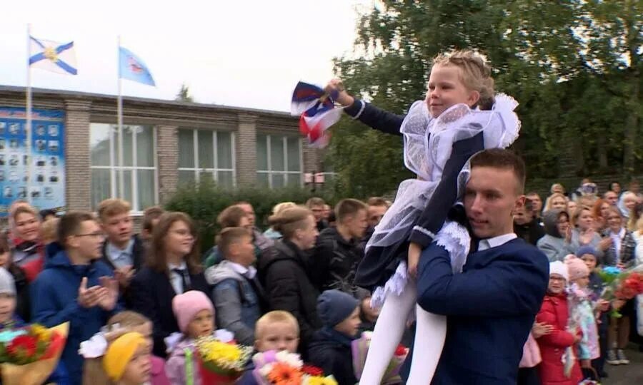 Ученица пришла в школу. Первый звонок в школе. Школьники встречаются. Фото в классе школьников. Последний год в школе.