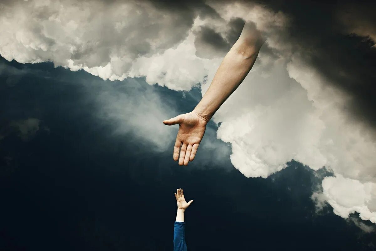 Надеждами доверия. Рука тянется к небу. Руки к небесам. Протянутые руки Бога. Человек протягивает руку.