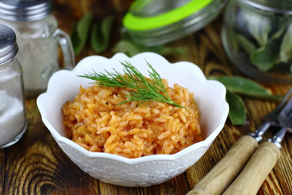 Рис припущенный с томатом. Рис припущенный с морковью. Рис на сковороде. Рис с томатами.