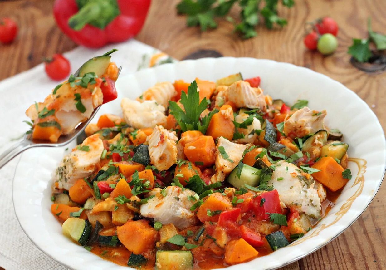 Тушеное овощное рагу. Анталийское овощное рагу. Овощное рагу. Баклажаны тушеные с овощами. Картофель тушеный с овощами.