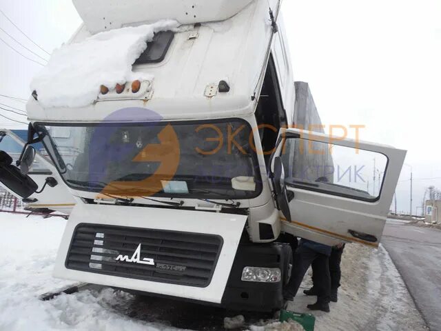 Маз заглох. Маз заглох. Маз заглох. Маз 5440 моторный отсек. Маз с двигателем рено.