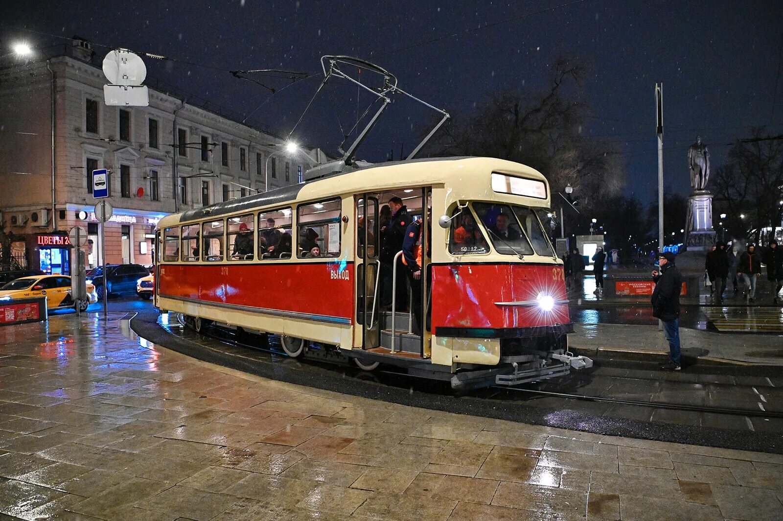 Выставка ретро трамваев в москве 2024. Трамвай Татра т2. Татра т3 Москва. Татра т3 с полупантографом. Трамвай Татра в Москве.