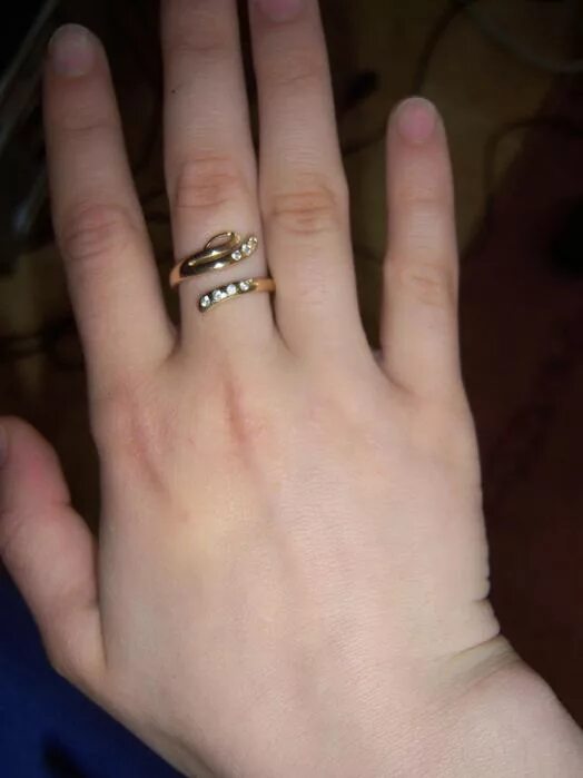 Кольцо на среднем пальце. Кольцо на безымянном пальце. Кольцо золотое на руке. Кольцо на среднем пальце руки.