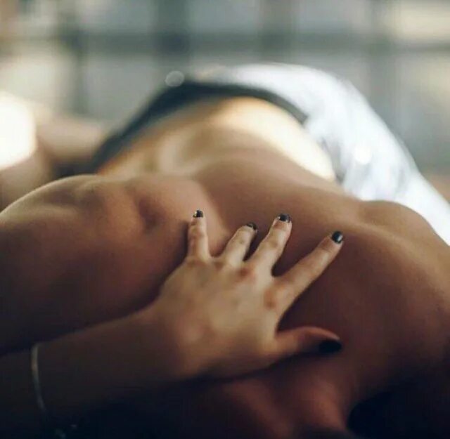 Гладит живот. Беременная женщина гладит живот. Гладит животик. Мужская рука на животике. Мужские руки на животике беременной.