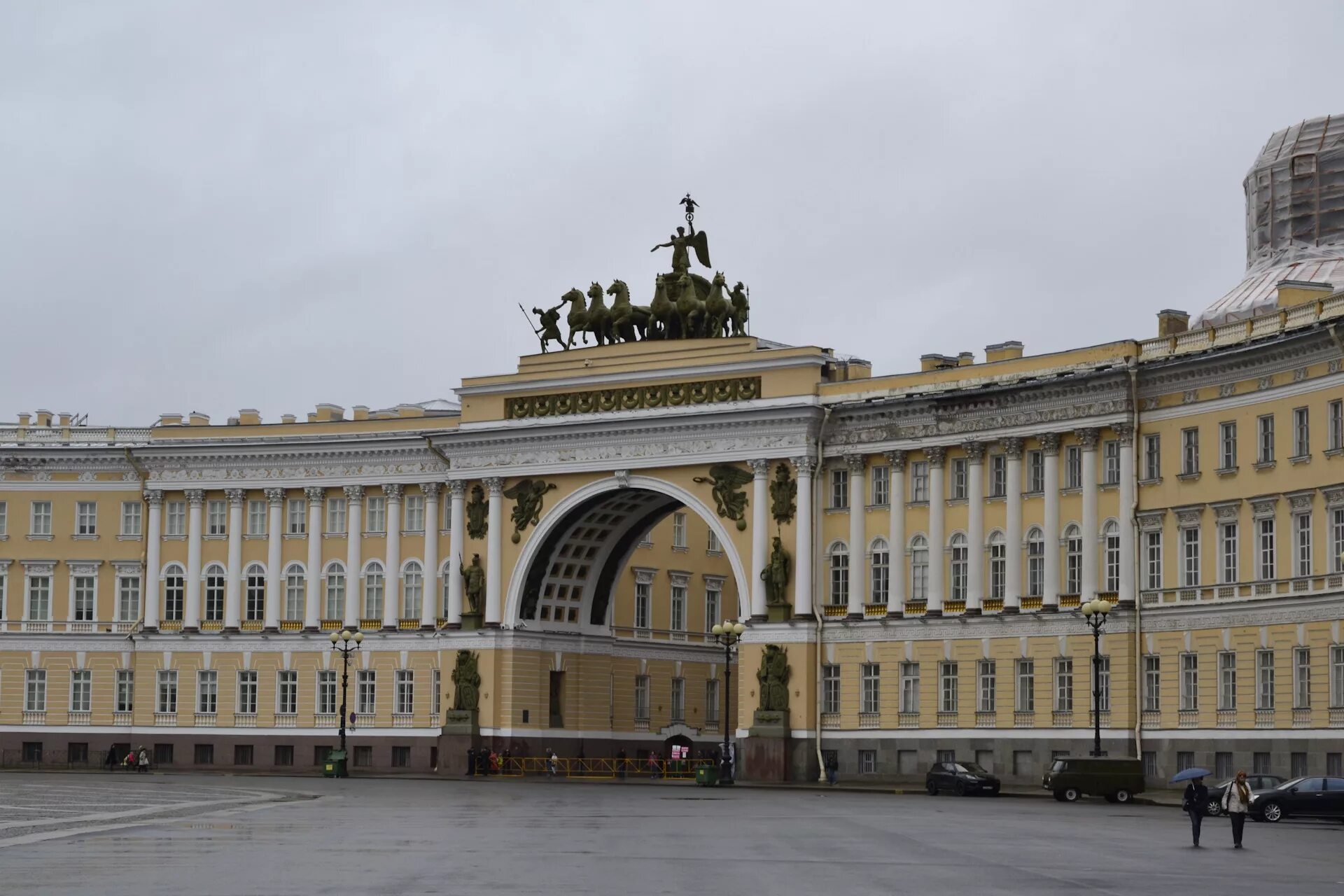 Здание главного штаба в каком стиле. Здание главного штаба в санкт-петербурге. росси здание главного штаба. здание главного штаба дворцовая площадь.