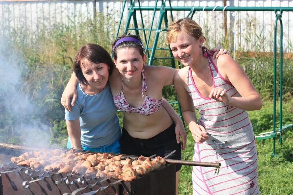 жена шашлыка. жена шашлыка. шашлыки с семьей на природе. шашлыки на природе. барбекю семья на природе.