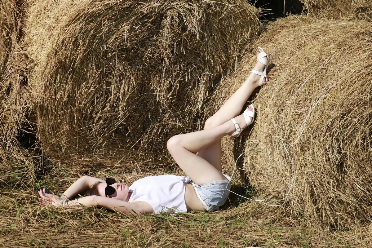 Деревенский сеновал. Рассказы на сене. Оксана зарубина на. Фотосессия на сеновале. Девушка на сене.
