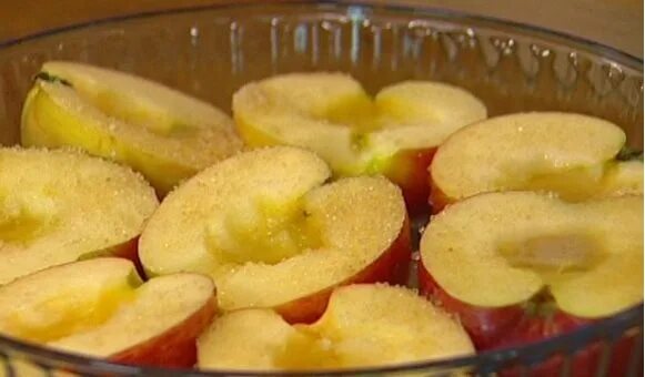 Запечённые яблоки половинками в духовке. Запечённые яблоки при гастрите. Печеное яблоко половинка. Половинки яблок в духовке. Печеное яблоко половинка.