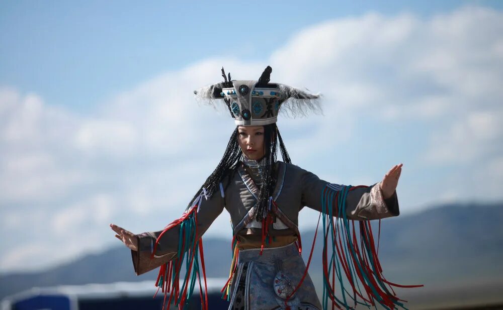 Шаман нижней. Алеуты шаманизм. Тунгусы шаманы. Головной убор якутского шамана. Кыргызский шаман.