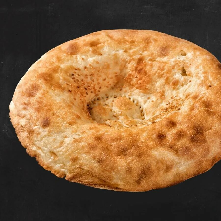 Круглая лепешка. Лаваш на белом фоне. Лепешка. Лепешка плоская. Круглая лепешка.