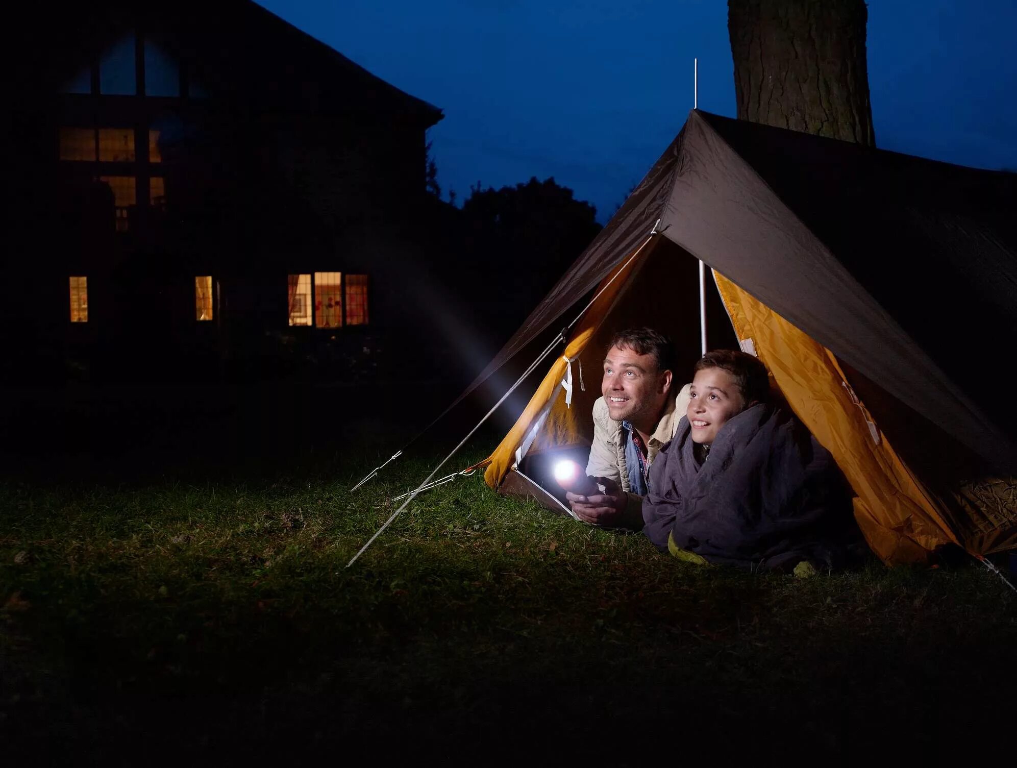 Палатка в лесу ночью. Освещение в палатку. Фонарик для палатки. Семья в палатке.