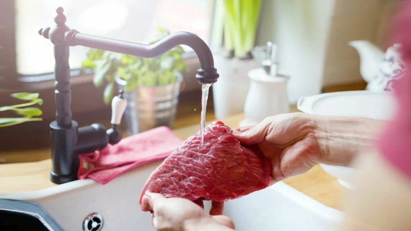 Промывание куриной грудки. Meat wash. Meat wash. Обмывание и обсушивание мяса. Meat wash.