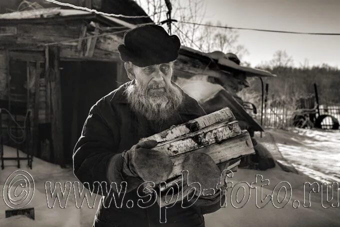 Дед с дровами. Старик с дровами. Мужик с дровами. Дед рубит дрова.