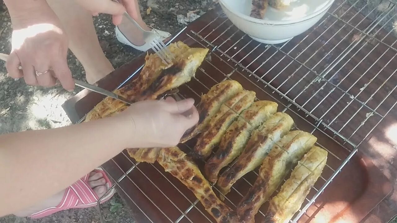 Амур шашлык. Шашлык из амура. шашлык из амур рыба. белый амур на мангале. шашлык из белого амура на мангале.