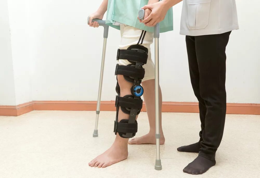 Какие костыли после эндопротезирования. Ортез после эндопротезирования коленного. Корсет для колена на мениск. Реабилитация после эндопротезирования коленного сустава. Двустороннее эндопротезирование коленных суставов.