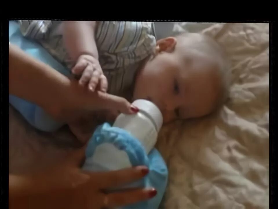 Новорожденный заглатывает воздух. Позы для кормления смесью. Валик для бутылочки для кормления. Кормление из бутылочки новорожденного. Поза кормления новорожденного с бутылочки.