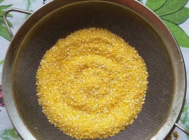Кукурузная крупа как варить кашу на воде. Кукурузная каша на воде. кукурузная крупа промытая. кукурузная каша в кастрюле. кукурузная каша в духовке.