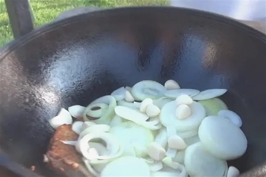 Лук в казане в масле. Лук в казане в масле