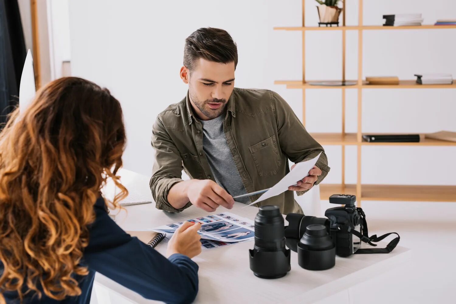 Мастер-приемщик автосервиса. Мастер приемщик. Выбор одежды перед выступлением. Покупатель в магазине электроники. Алами сток фото.