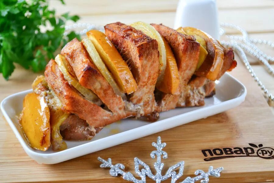 Свинина запеченная с яблоками. Свинина запеченная с яблоками. Свинина с яблоками порционно. Свинина с яблоками в духовке. Жареная свинина с яблоком.
