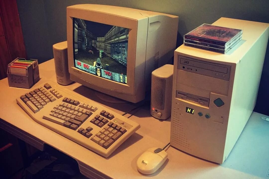Tried computers. Компьютеры Mac 90е. Компьютер 2000. Старый компьютер в комнате. Старый компьютер 2000.