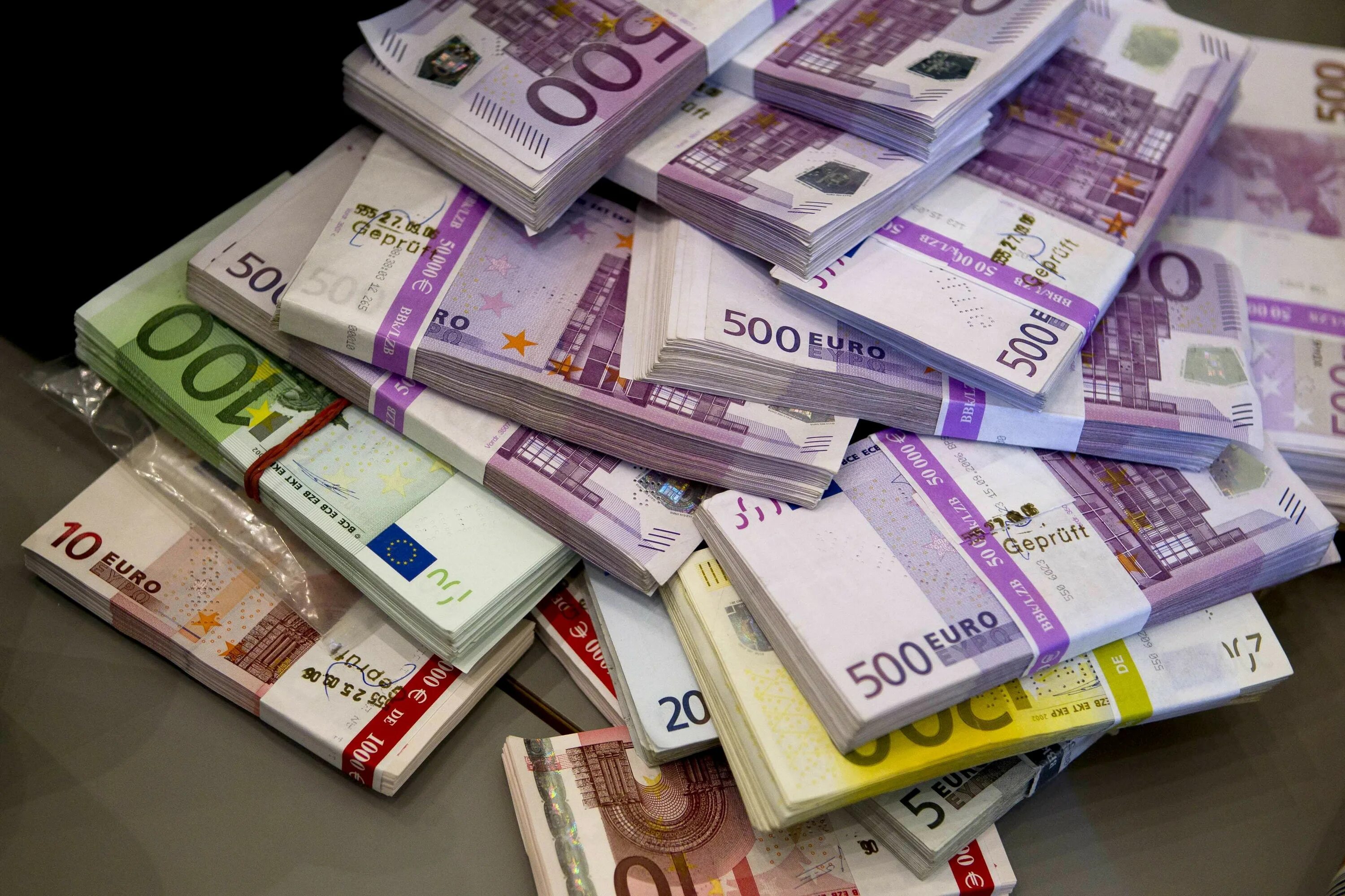 Деньги евро. Пачки евро. Пачки денег евро. Купюры евро.