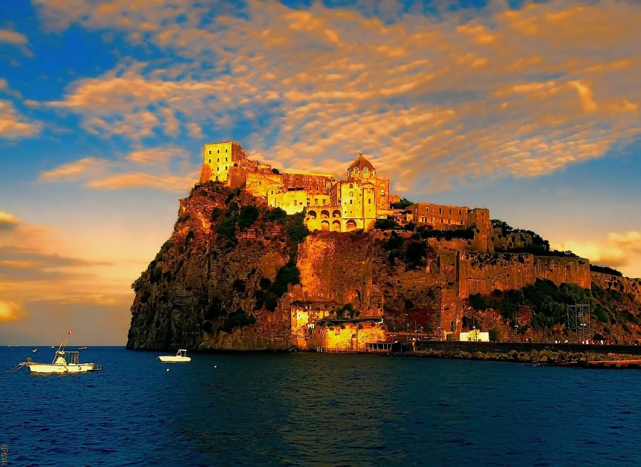 Большой итальянский остров. Арагонский замок остров Искья. Арагонский замок, Искья, Италия. Арагонский замок (Реджо-ди-Калабрия). Италия Неаполь остров Искья.