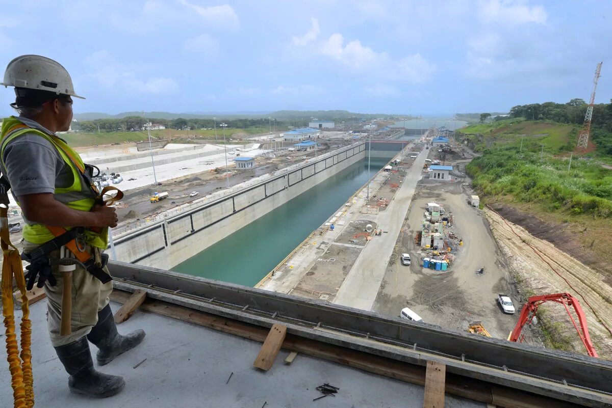 Канал построенный дом. Панамский канал Panamax. Панамский канал стройка. Постройка Панамского канала. Строительство каналов.