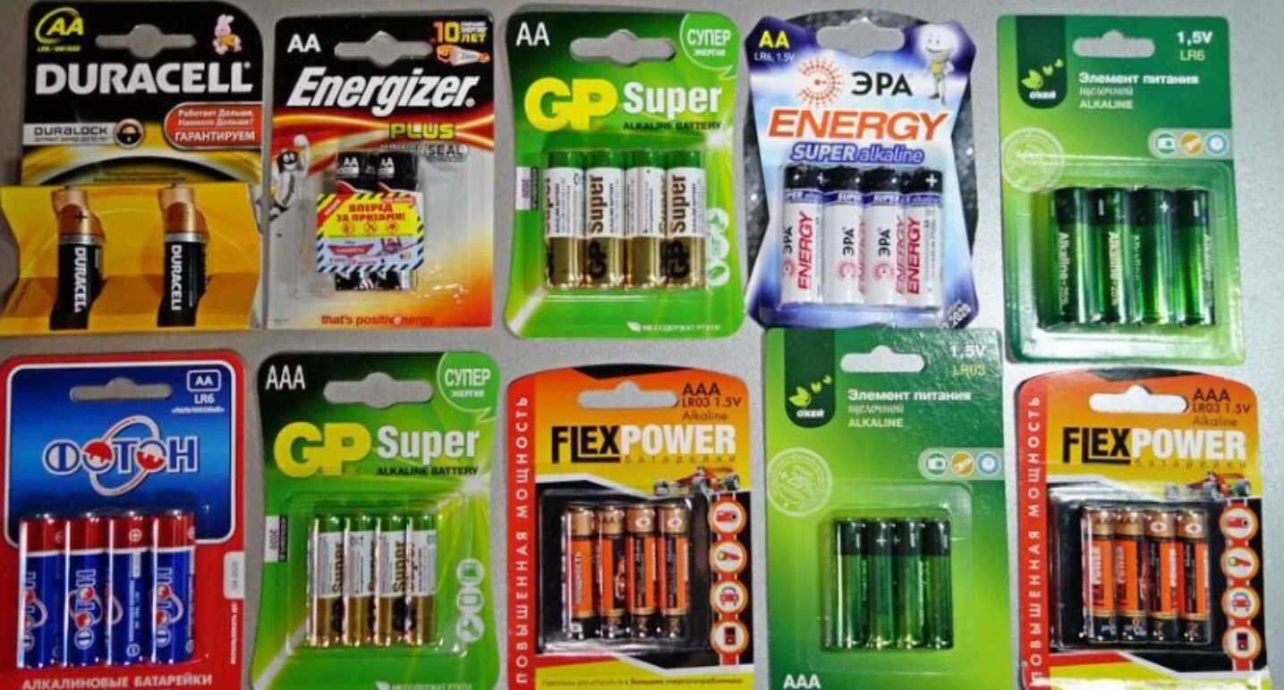 Какие там батарейки. Батарейки 1/2+AAA. Батарейки 2 АА И 3 ААА. Пальчиковые и мизинчиковые батарейки. Маленькие пальчиковые батарейки.