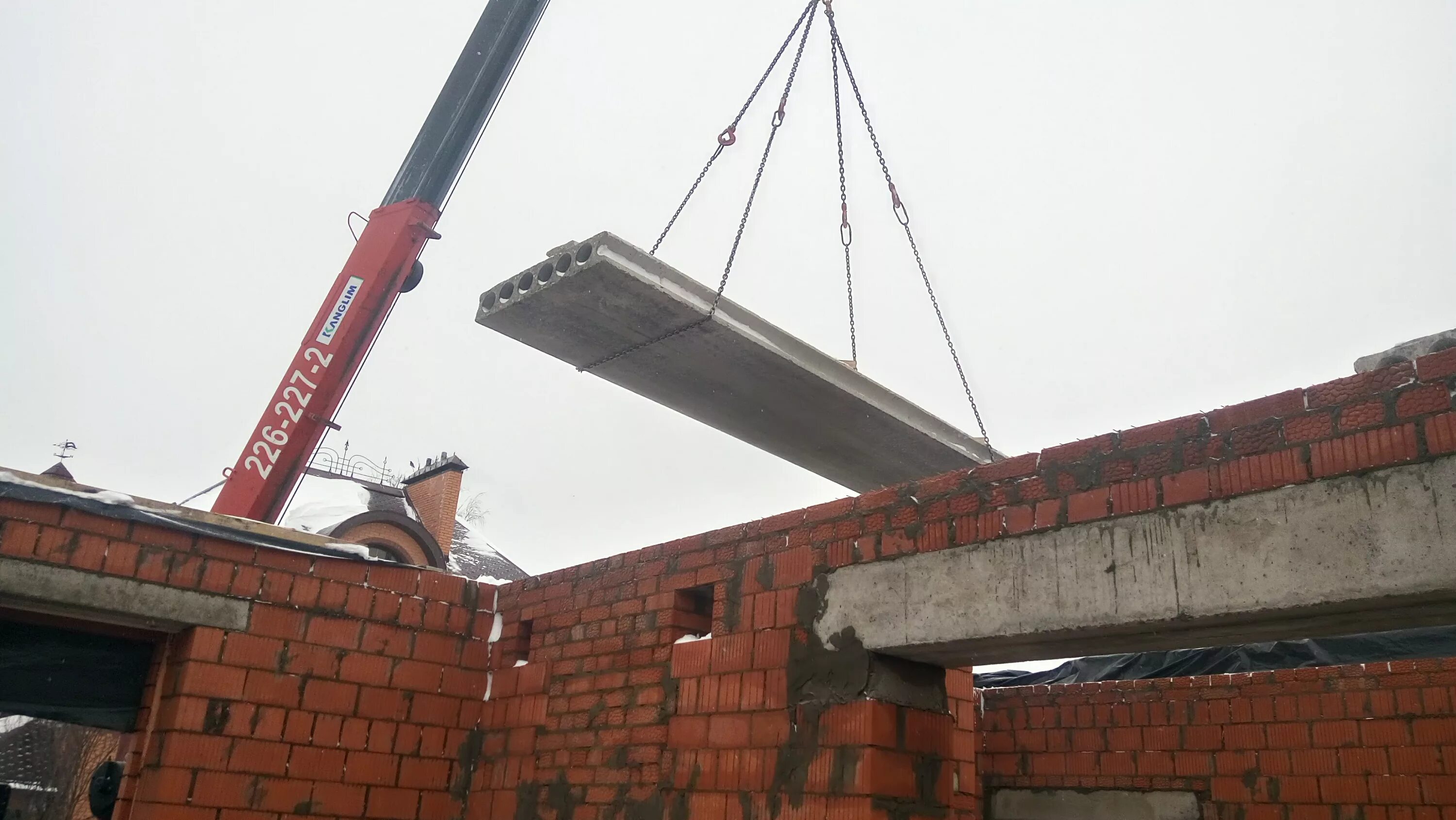 Подъем плиты краном. Панельное домостроение. Кран для поднятия на этаж. Монтаж плит перекрытия краном. Плита перекрытия кран.