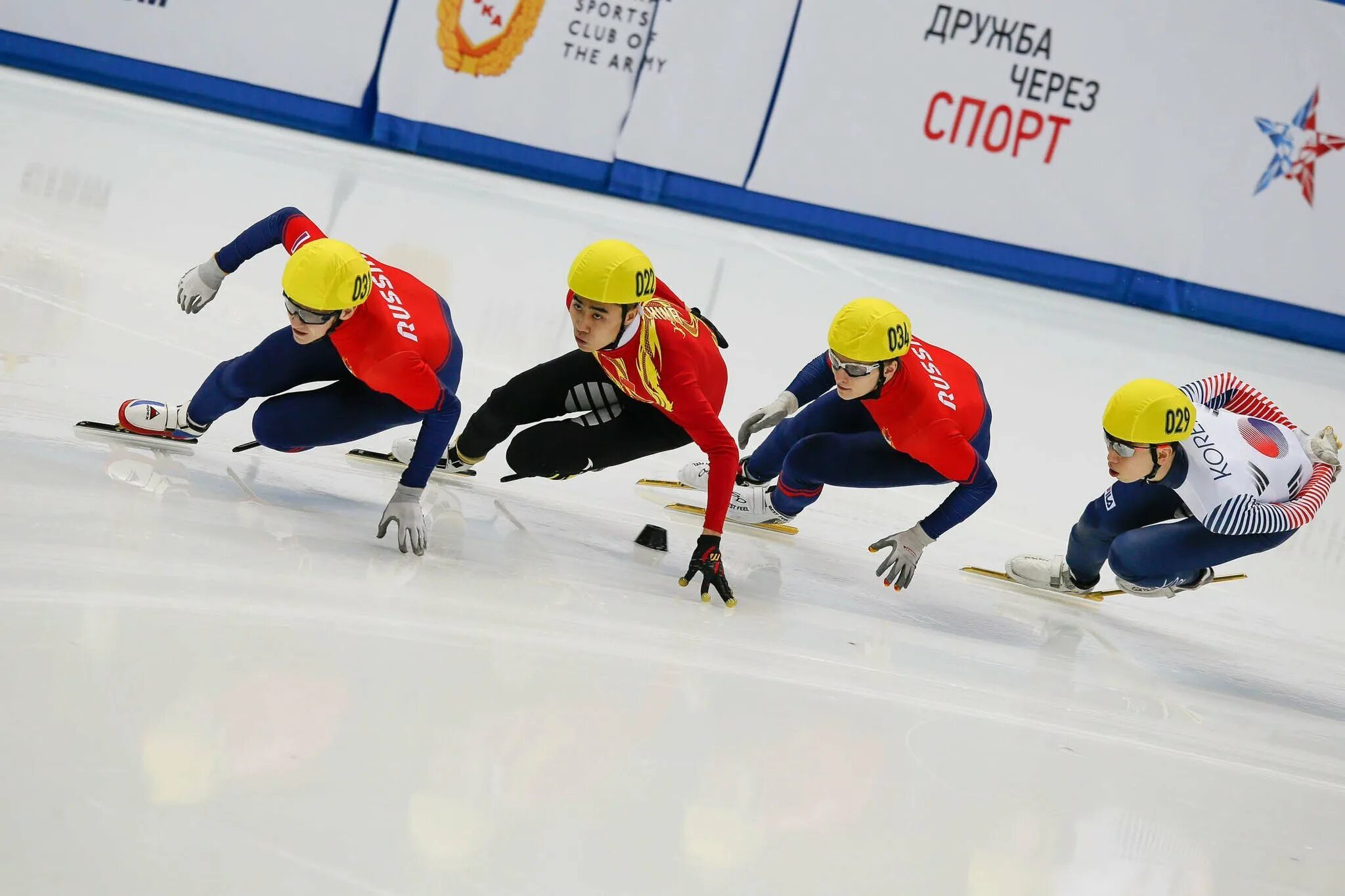 Шорт трек что это за вид спорта. Шорт трек логотип. Шорт трек площадка. Шорт трек фон. Шорт трек мужчины.